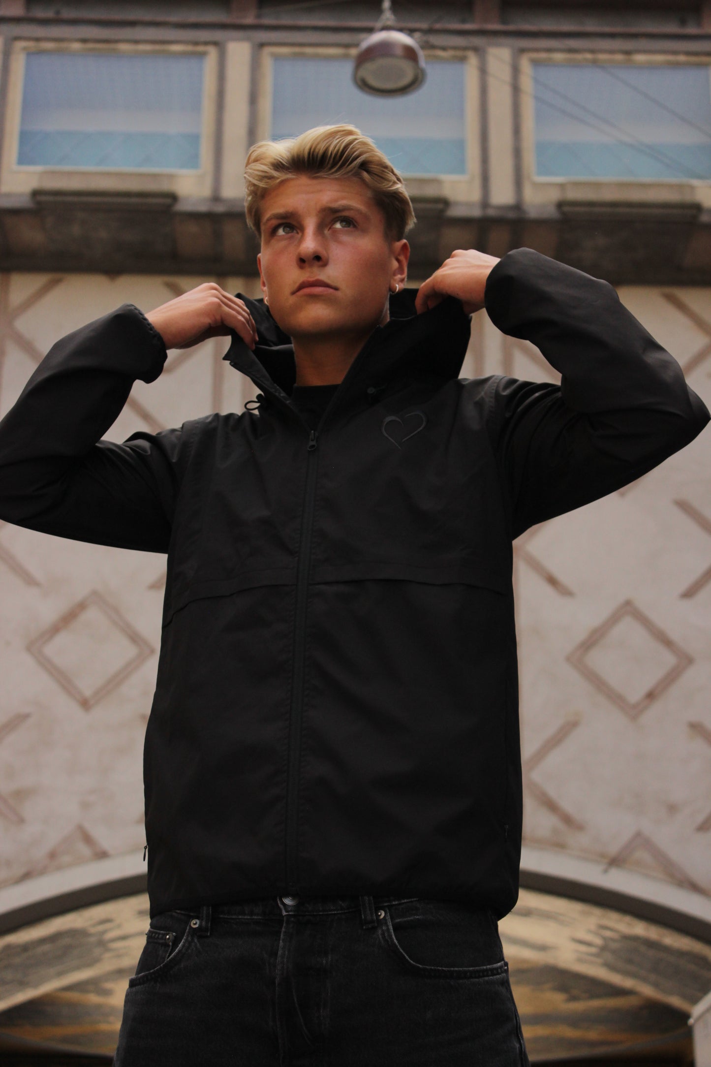 Windjacket med Logo bagpå Sort