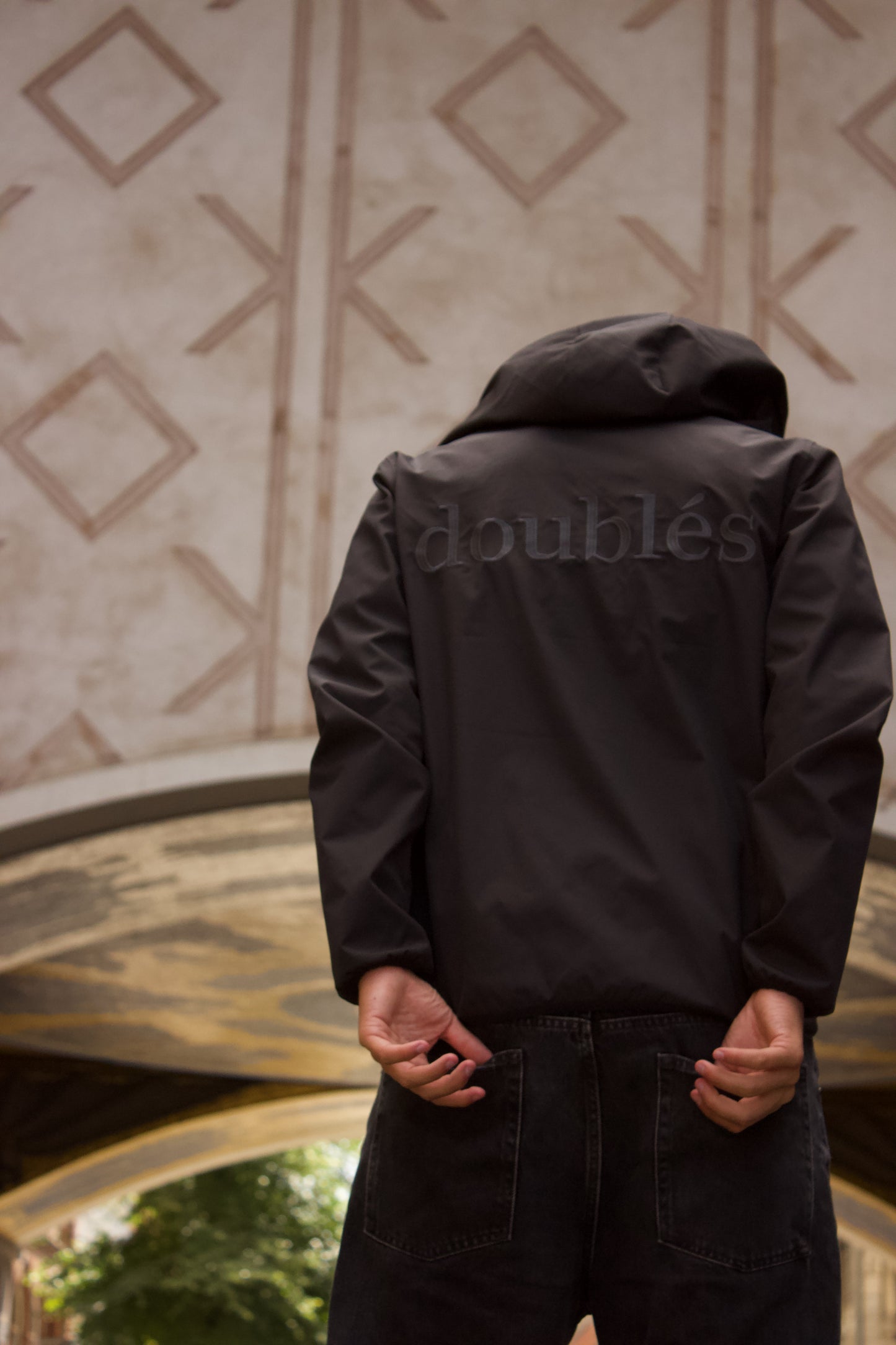 Windjacket med Logo bagpå Sort