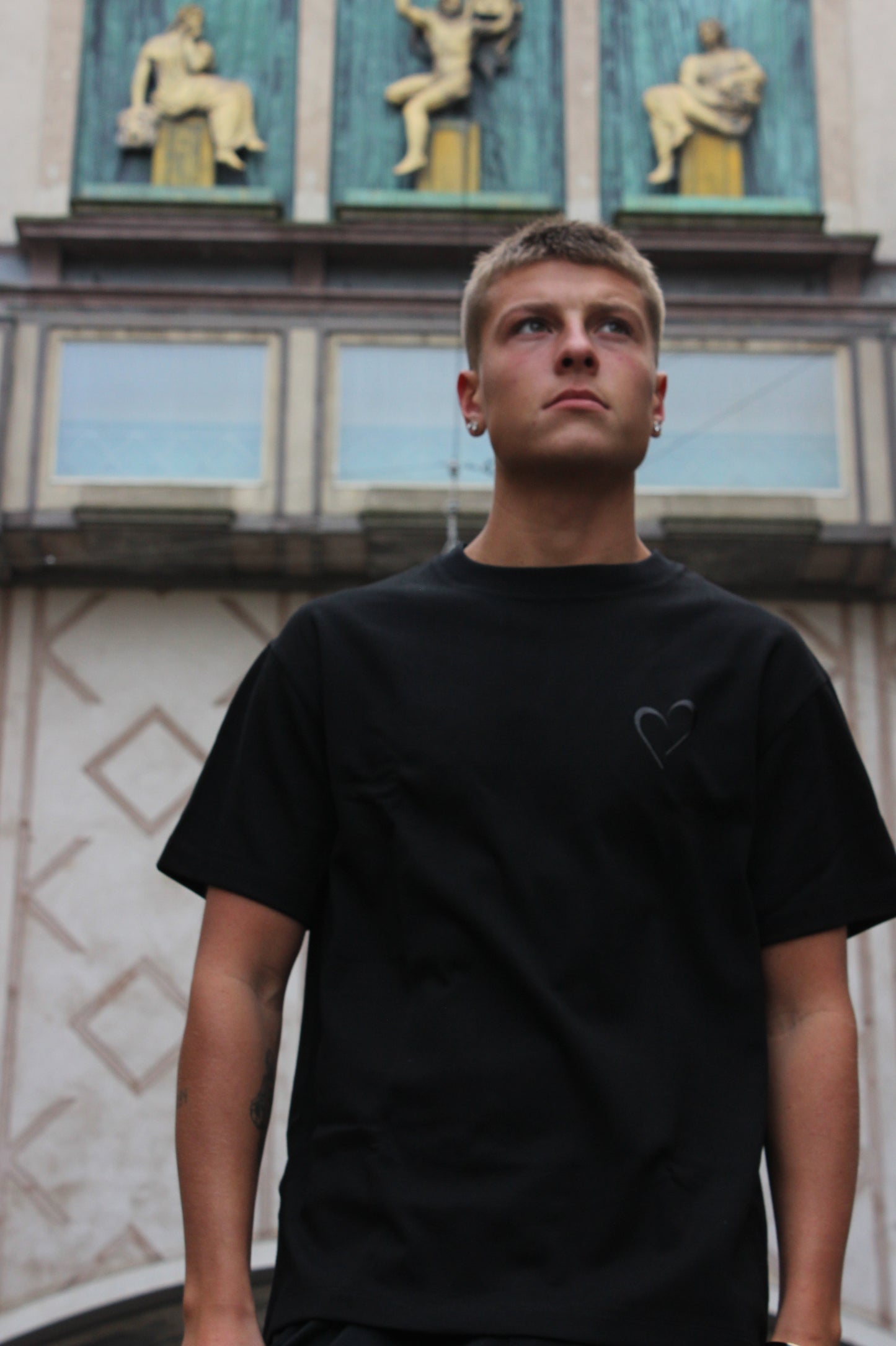 Heavyweight T-Shirt med Mørkegrå Hjerte - Sort
