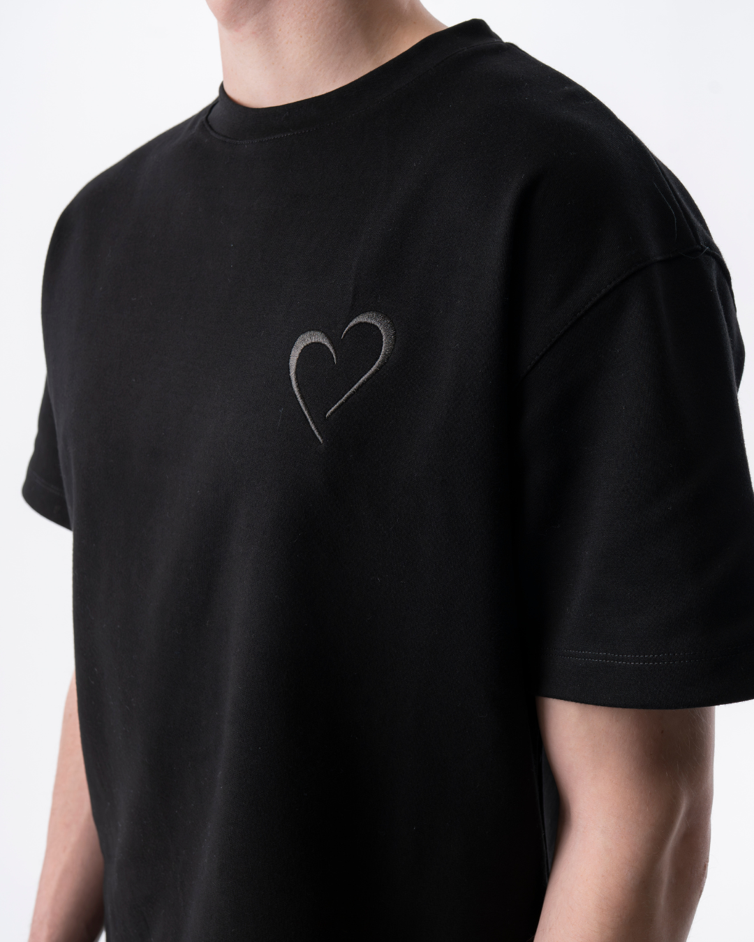 Heavyweight T-Shirt med Mørkegrå Hjerte - Sort