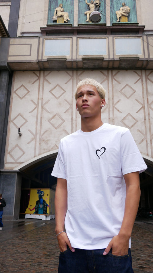 Signatur T-shirt med sort hjerte - Hvid