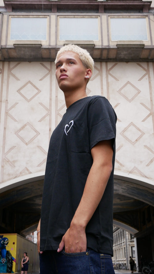 Signatur T-Shirt med hvidt hjerte - Sort