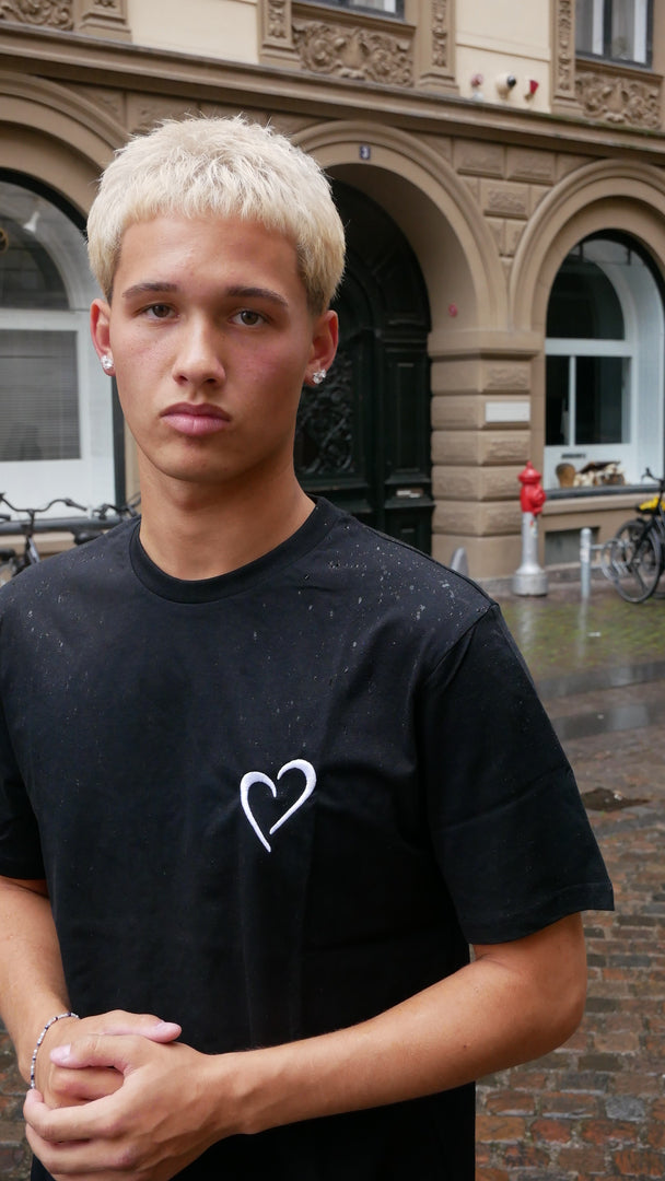 Signature T-Shirt with white heart - Black