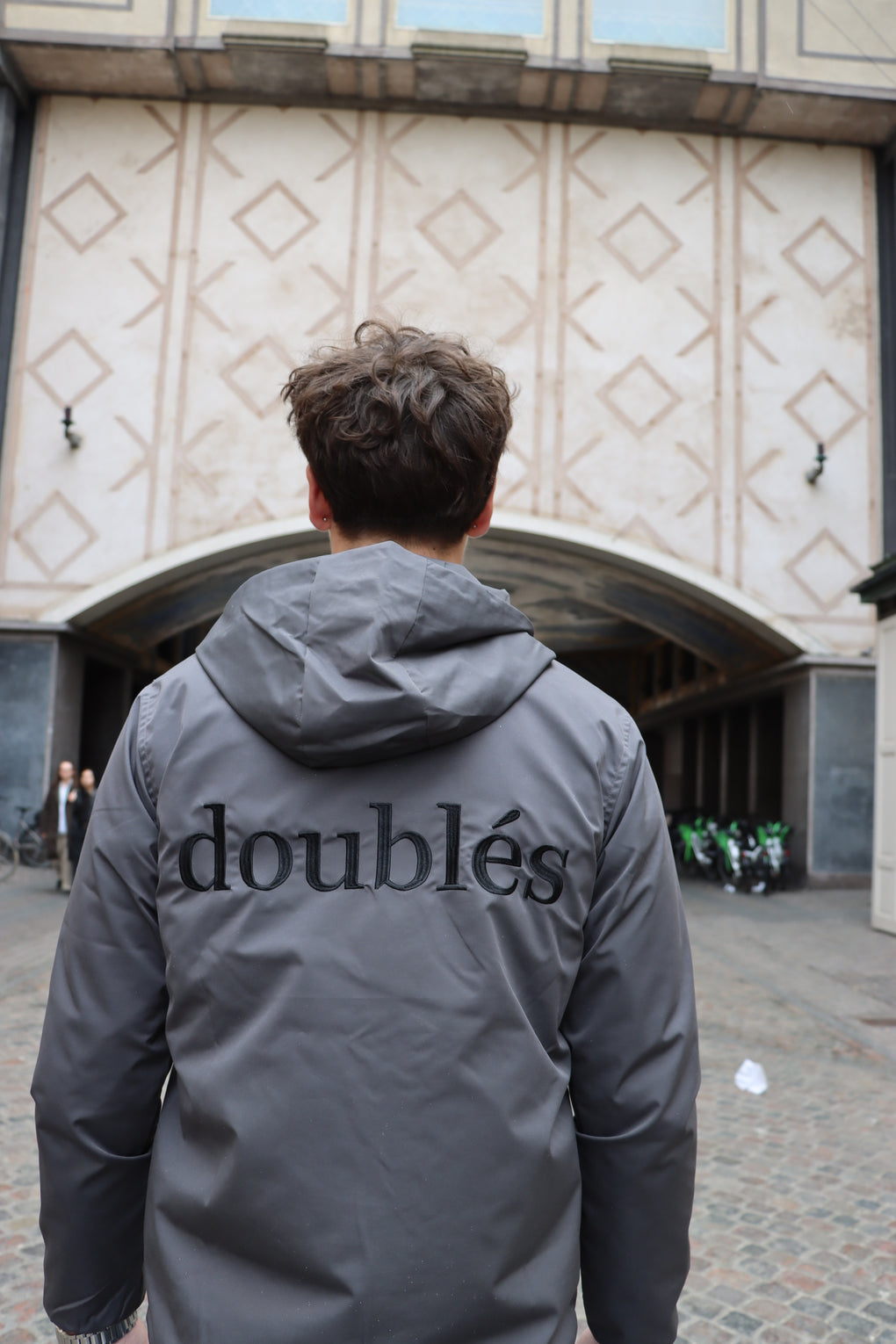 Windjacket med Logo bagpå - Grå